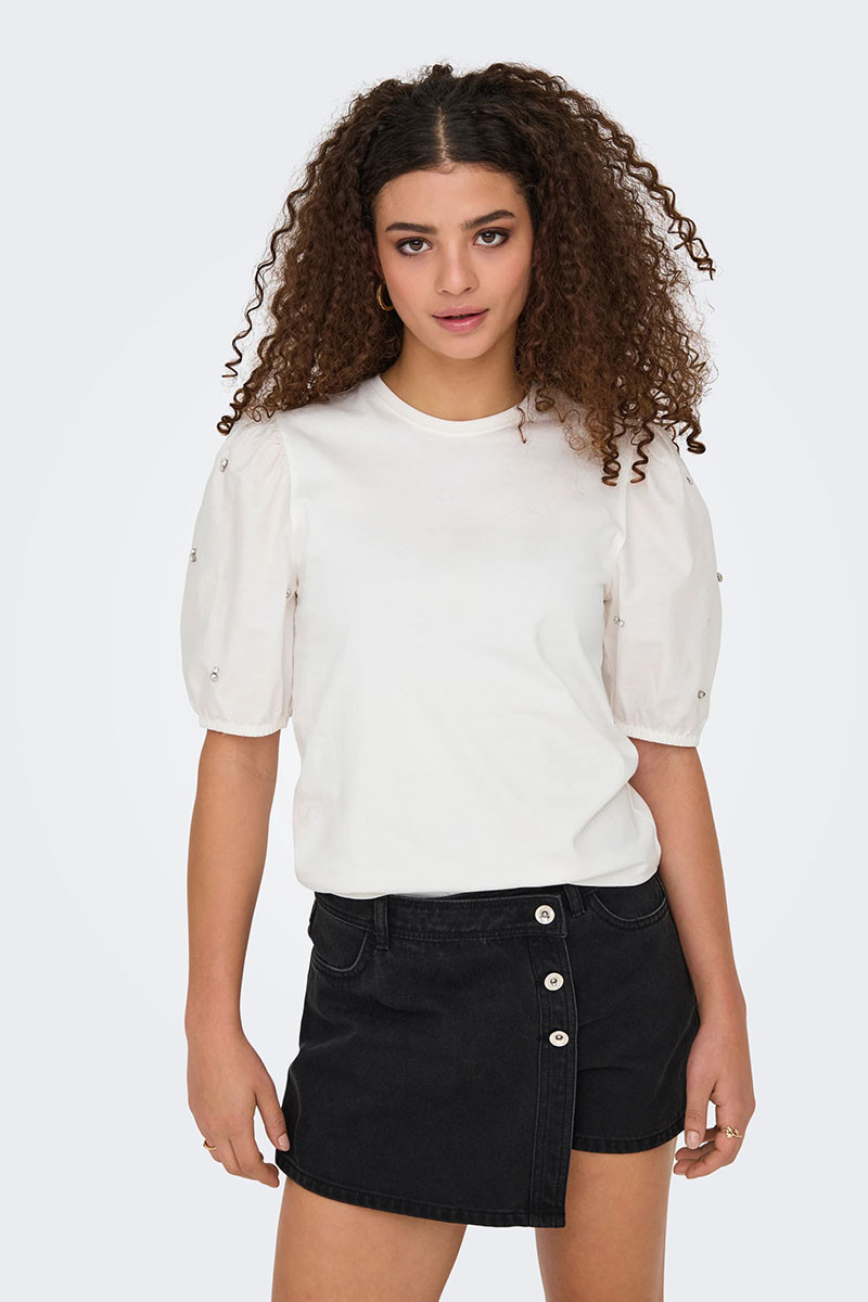 ONLY T-SHIRT ME ΣΤΡΑΣ ΣΤΑ ΜΑΝΙΚΙΑ